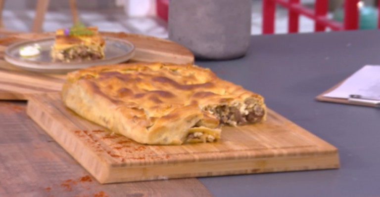 Ο Τίμος Ζαχαράτος ετοιμάζει κρεατόπιτα με φέτα και γιαούρτι