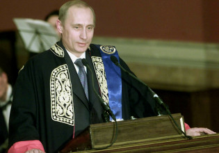 ΕΚΠΑ: 227 ακαδημαϊκοί ζητούν να αφαιρεθεί ο τίτλος του επίτιμου διδάκτορα στον Πούτιν