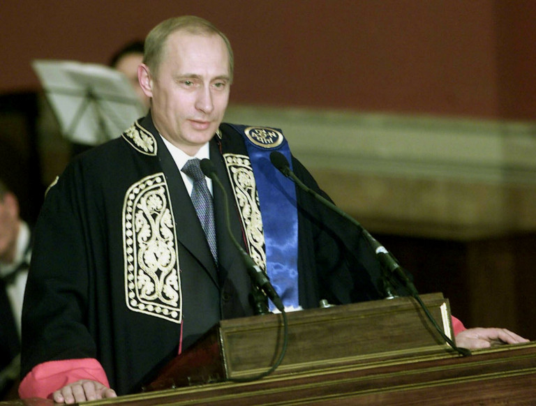 ΕΚΠΑ: 227 ακαδημαϊκοί ζητούν να αφαιρεθεί ο τίτλος του επίτιμου διδάκτορα στον Πούτιν