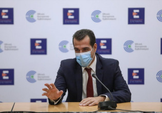 Πλεύρης: Δείτε live τις ανακοινώσεις για τις μάσκες