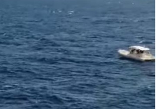 Σαρωνικός: Η στιγμή που πλοίο εντοπίζει σκάφος σε κίνδυνο – Η διάσωση των τριών επιβατών