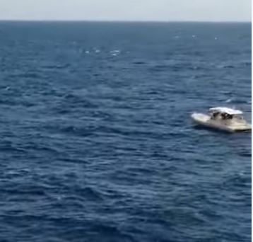 Σαρωνικός: Η στιγμή που πλοίο εντοπίζει σκάφος σε κίνδυνο - Η διάσωση των τριών επιβατών