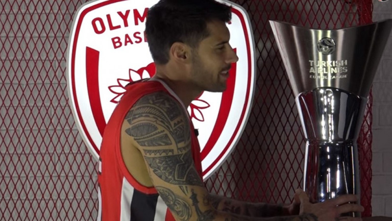 Έπος: Οι παίκτες του Ολυμπιακού κάνουν ερωτική εξομολόγηση στην κούπα της Euroleague