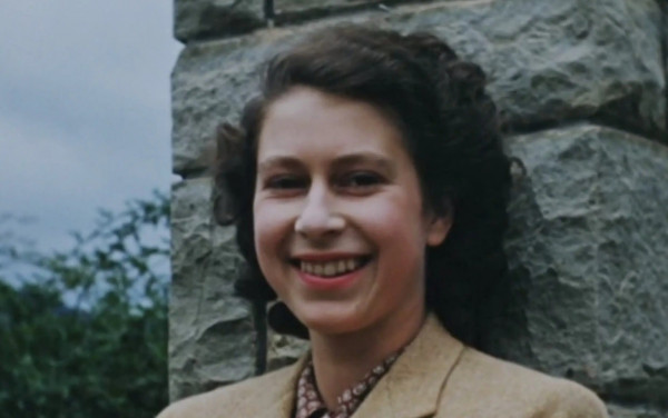 Βασίλισσα Ελισάβετ: Τα αδημοσίευτα βίντεο από την προσωπική της ζωή που παρουσιάζει το BBC