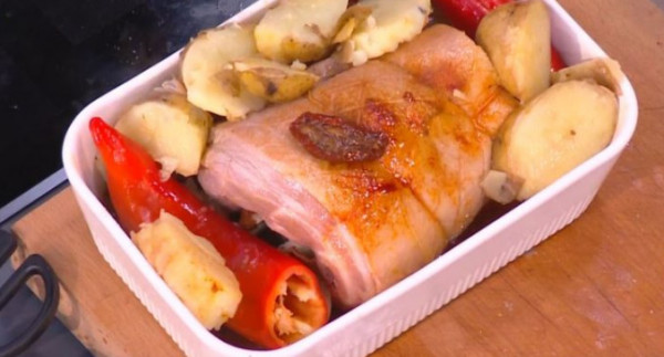 Ο Τίμος Ζαχαράτος ετοιμάζει χοιρινό ρολό γεμιστό με ταλαγάνι