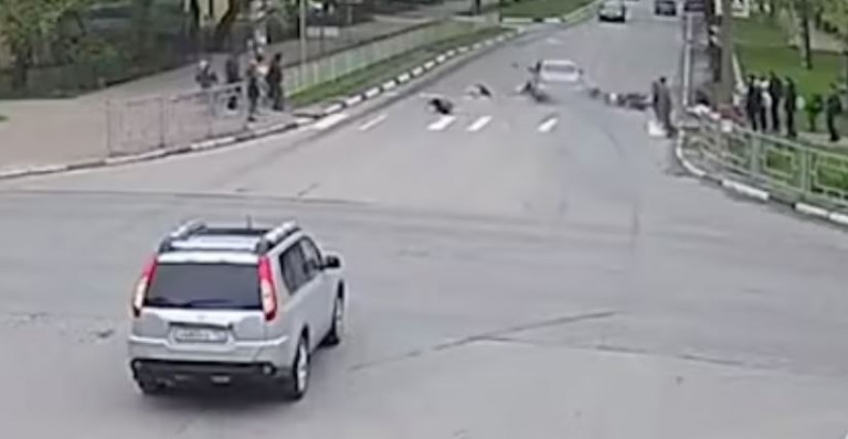 Ρωσία: 18χρονος πέρασε με κόκκινο και παρέσυρε μαθητές – Τέσσσερα παιδιά στο νοσοκομείο