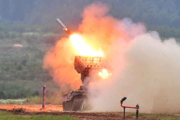 Ρωσία: Χρησιμοποιεί το νέο βαρύ φλογοβόλο σύστημα TOS-2 «Tosochka» στην Ουκρανία