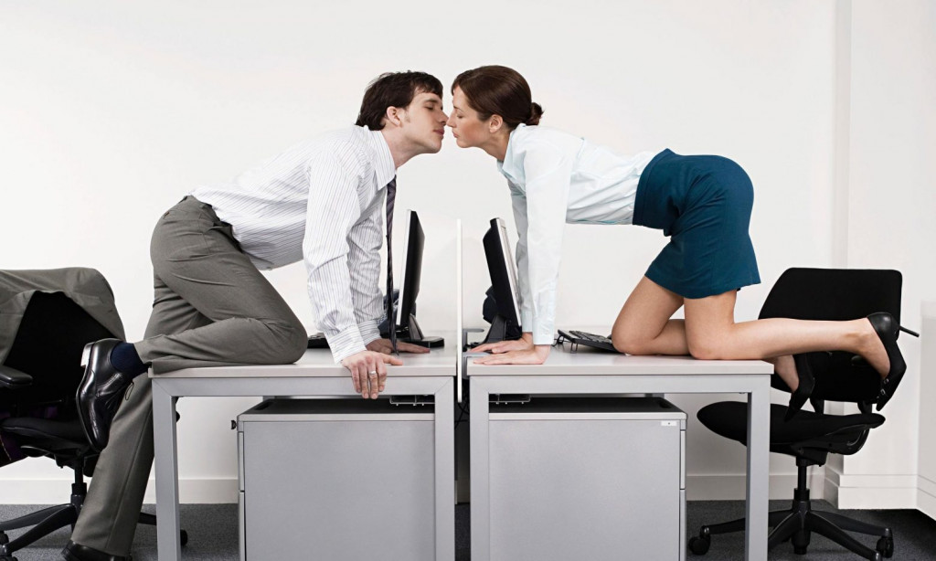 Σεξ με συνάδελφο στο γραφείο; 8 tips για να μην… εκτεθείς