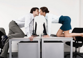 Σεξ με συνάδελφο στο γραφείο; 8 tips για να μην… εκτεθείς