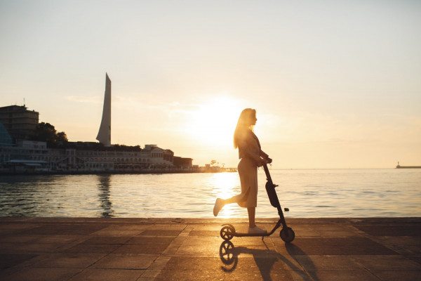 Τσουλώντας πας στην πόλη: 4 ηλεκτρικά ποδήλατα και scooter για φθηνές και οικολογικές μετακινήσεις
