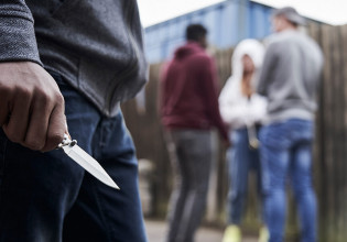 «Του έσπασαν τη μύτη επειδή τους σκούντηξε κατά λάθος» – Καθημερινά τα βίαια επεισόδια μεταξύ ανηλίκων