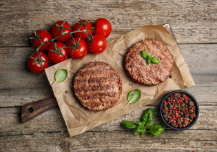 Ζουμερά μπιφτέκια με ντομάτα