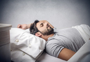 Αϋπνία: Αντί για υπνωτικά, το βρετανικό ΕΣΥ θα συνταγογραφεί app