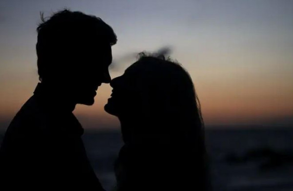 Ινδία: Ηλεκτρολόγος έκοβε το ρεύμα στο χωριό για να συνάντα κρυφά την αγαπημένη του