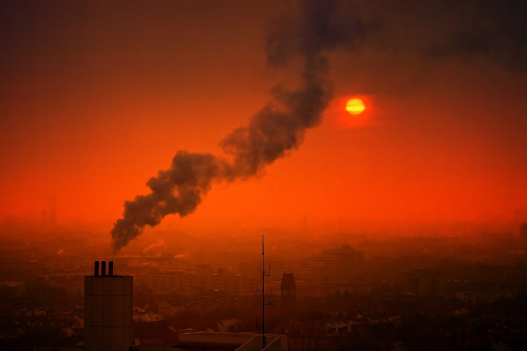 Κοροναϊός: Η ατμοσφαιρική ρύπανση «εγκυμονεί» επιπλοκές για τους ασθενείς