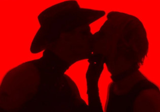 Eurovision 2022: Το φιλί μεταξύ ανδρών που καταχειροκροτήθηκε