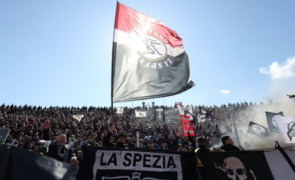 Χαμός στο Σπέτσια-Νάπολι: Επεισόδια, καπνογόνα μεταξύ οπαδών και προσωρινή διακοπή