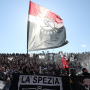 Χαμός στο Σπέτσια-Νάπολι: Επεισόδια, καπνογόνα μεταξύ οπαδών και προσωρινή διακοπή
