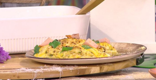 Ο Τίμος Ζαχαράτος ετοιμάζει σουφλέ πατάτας με μπεσαμέλ τυριών και καπνιστό μπέικον