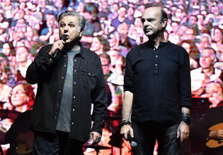 Πλήθος κόσμου στη μεγάλη συναυλία – αφιέρωμα στον Δημήτρη Μητροπάνο