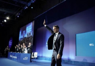 Συνέδριο ΝΔ: Ενός λεπτού σιγή για την Μαριέττα Γιαννάκου – Θερμή υποδοχή Μητσοτάκη