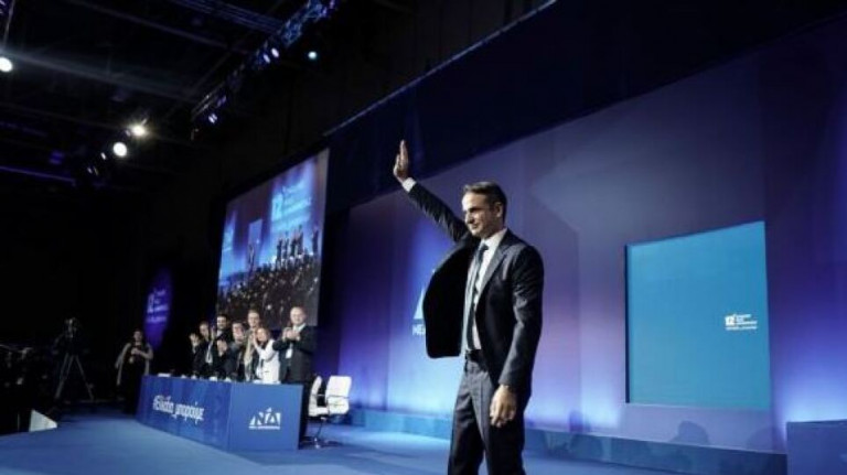 Συνέδριο ΝΔ: Ενός λεπτού σιγή για την Μαριέττα Γιαννάκου – Θερμή υποδοχή Μητσοτάκη