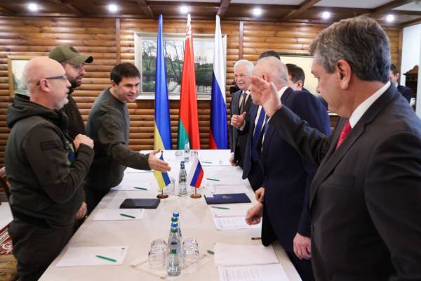 Ουκρανία: Δεν ενδιαφερόμαστε για ένα νέο «Μινσκ», λέει ο Ποντόλιακ – «Διαπραγματευτική μας ομάδα τα όπλα και οι κυρώσεις»