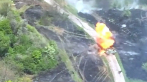 Πόλεμος στην Ουκρανία: Καρέ καρέ η καταστροφή ρωσικού υπερσύγχρονου τανκ από αντιαρματικό