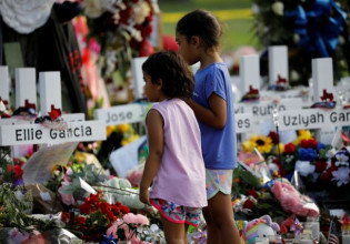 Τέξας: Στο σχολείο της σφαγής ο Μπάιντεν – Έκκληση Χάρις για απαγόρευση πώλησης επιθετικών όπλων