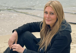Νατάσα Θεοδωρίδου: Δεν σταματά να τραγουδά ούτε με σκασμένο λάστιχο