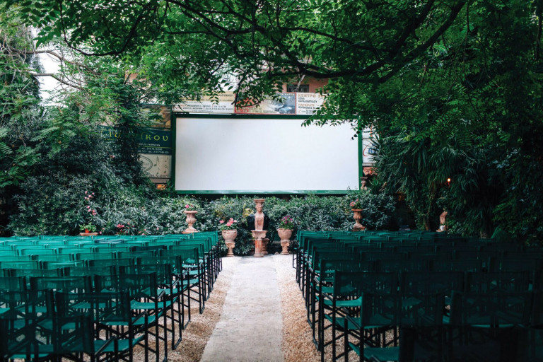 Από τις 5 Μαϊου ανοίγουν τα θερινά σινεμά και οι βραδιές μας παίρνουν άρωμα από γιασεμί