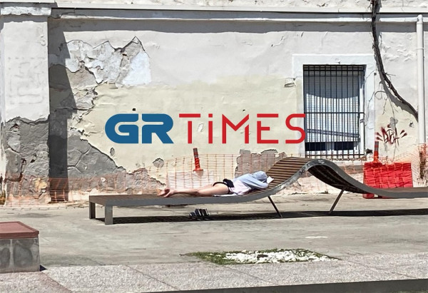 Θεσσαλονίκη: Φόρεσε μαγιό και πήγε για ηλιοθεραπεία στο λιμάνι