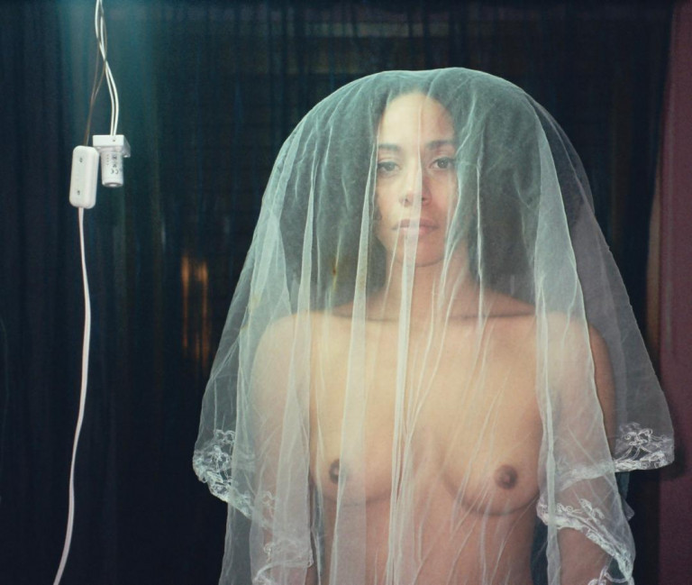 Μια performance για τη ραγάδα, το αποτύπωμα που αφήνει στο σώμα η επιμονή και η πίεση