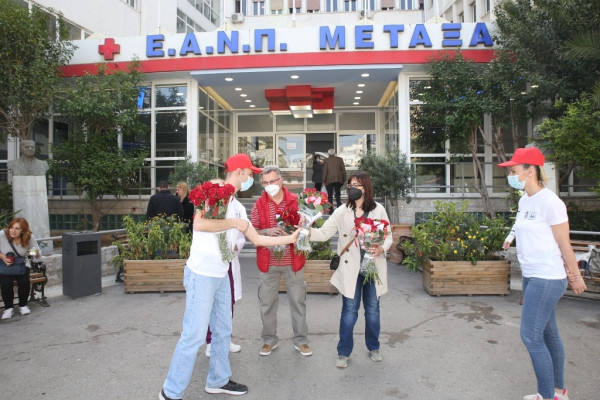 Μια «αγκαλιά λουλούδια» από τον Δήμο Πειραιά στις μητέρες