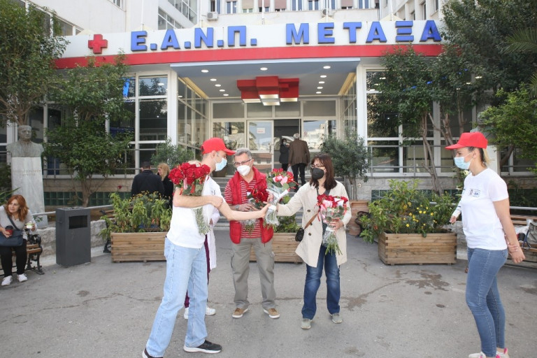 Μια «αγκαλιά λουλούδια» από τον Δήμο Πειραιά στις μητέρες