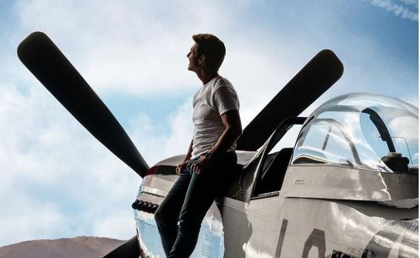 Εντυπωσιακή άφιξη Τομ Κρουζ στην πρεμιέρα του «Top Gun: Maverick» – Έφτασε με ελικόπτερο που πιλόταρε ο ίδιος