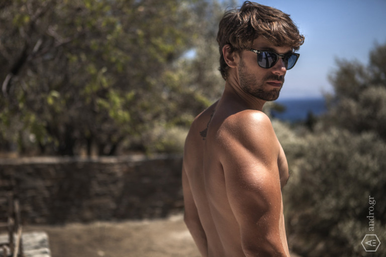 Αποστόλης Τότσικας: Ποζάρει γυμνός στο φακό της συζύγου του και προκαλεί εγκεφαλικά