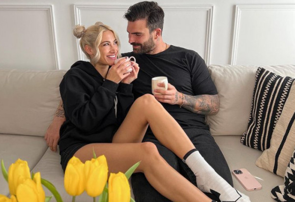 Ιωάννα Τούνη – Δημήτρης Αλεξάνδρου: Ένας χρόνος σχέσης – Η επέτειος στη Σαντορίνη και οι τρυφερές εξομολογήσεις