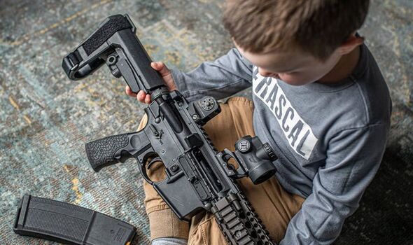 Τέξας: Παιδικό μήνυμα με τουφέκι εφόδου είχε αναρτήσει η κατασκευάστρια του φονικού όπλου