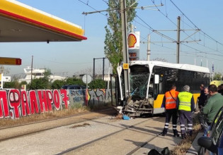 Τροχαίο στην παραλιακή: Συγκλονιστικές εικόνες από το σημείο του ατυχήματος