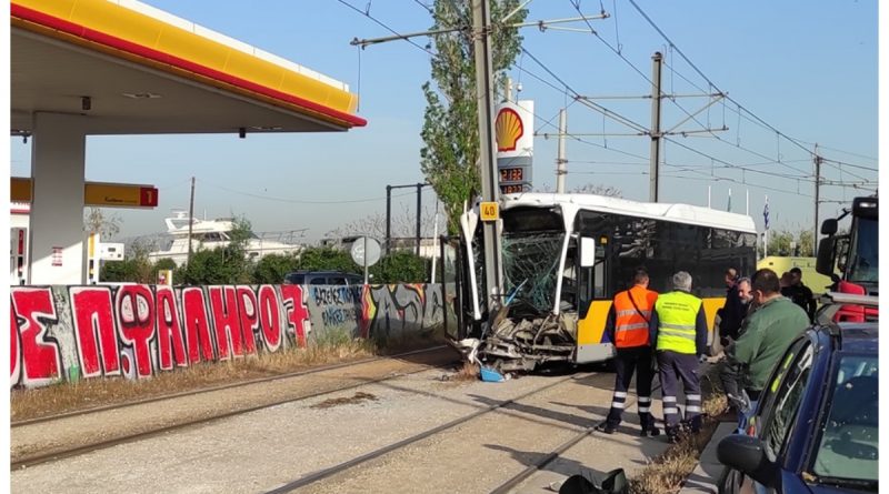 Τροχαίο στην παραλιακή: Συγκλονιστικές εικόνες από το σημείο του ατυχήματος