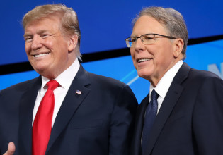 Τραμπ: Θα μιλήσει σε εκδήλωση της ισχυρότερης ένωσης του λόμπι των όπλων λίγες μέρες μετά το μακελειό στο Τέξας