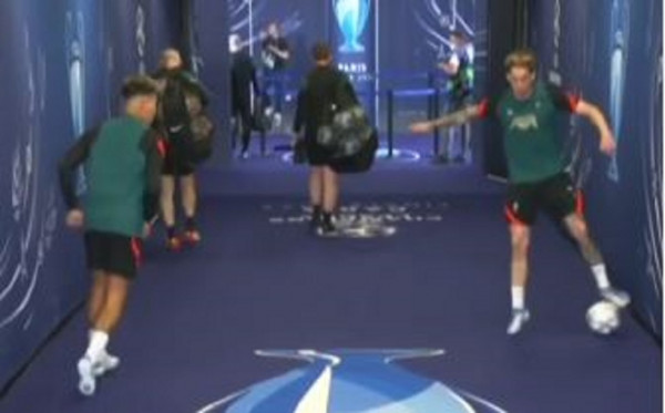 Έκρυψαν την μπάλα: Τσιμίκας και Φιρμίνο έπαιζαν πασούλες στα αποδυτήρια του «Σταντ ντε Φρανς»