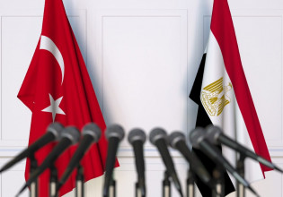 Αίγυπτος: Πρώτη επίσκεψη τούρκου υπουργού μετά από εννέα χρόνια εντάσεων – Η πορεία εξομάλυνσης
