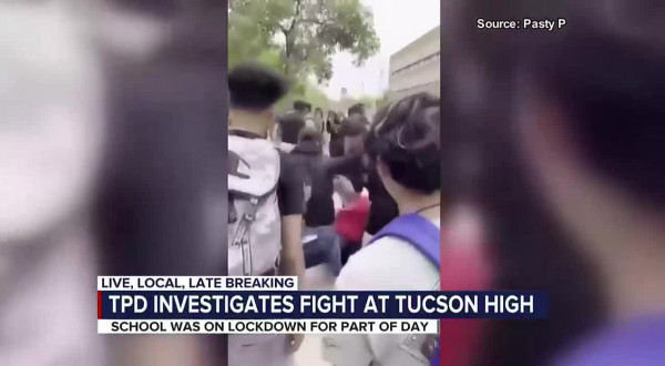 ΗΠΑ: Άγριο ξύλο σε σχολείο – Πατέρας ενεπλάκη με νεαρούς που χτυπούσαν τον ΑΜΕΑ γιο του