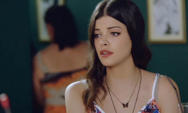 Τζένη Καζάκου: Τα πρώτα της τηλεοπτικά βήματα και η συνεργασία με τον Μανούσο Μανουσάκη