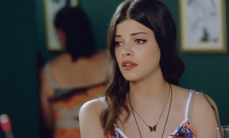 Τζένη Καζάκου: Τα πρώτα της τηλεοπτικά βήματα και η συνεργασία με τον Μανούσο Μανουσάκη