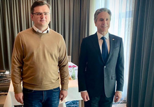 Ουκρανία: Συνάντηση Κουλέμπα και Μπλίνκεν – «Έρχονται περισσότερα όπλα»