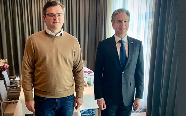 Ουκρανία: Συνάντηση Κουλέμπα και Μπλίνκεν – «Έρχονται περισσότερα όπλα»