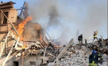 Ουκρανία: Βομβαρδισμός σχολείου στο Λουχάνσκ – Δύο νεκροί και δεκάδες εγκλωβισμένοι στα συντρίμμια